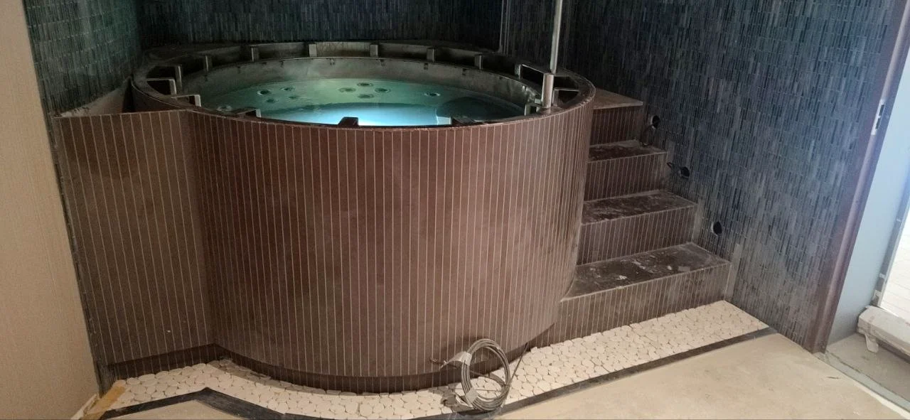 Wellness HENNELL RAM - obložená vana a schodiště